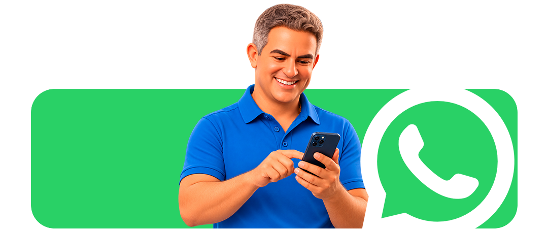 Ricardo Maia mexendo no celular ao lado do logotipo do WhatsApp