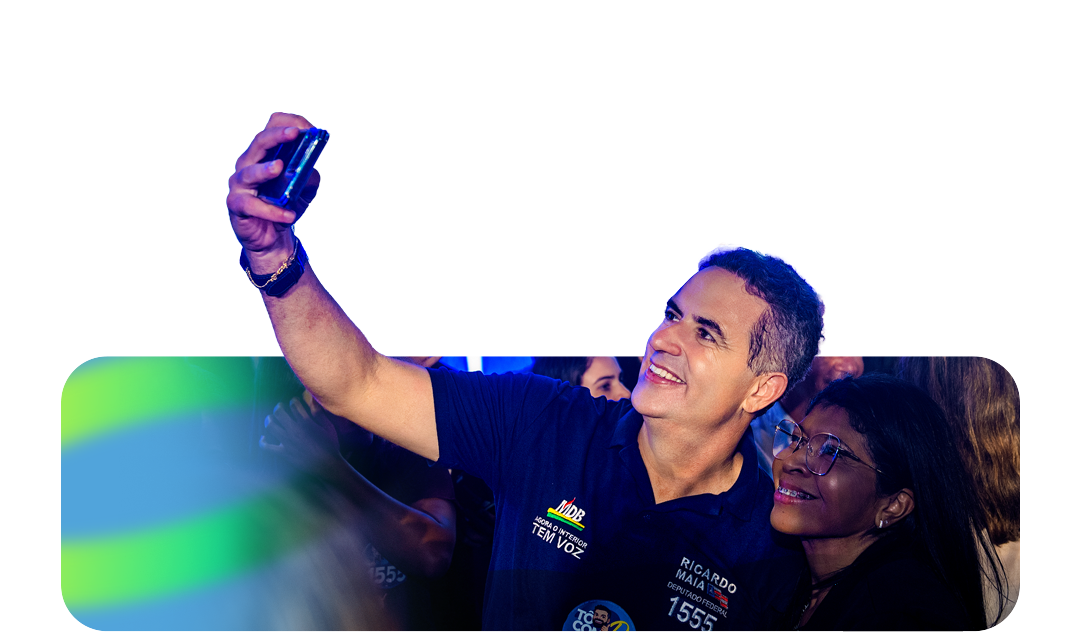 Ricardo Maia tirando selfie com apoiadores